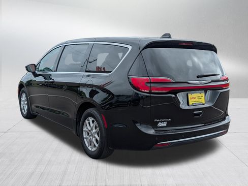Used 2025 Chrysler Pacifica Select FWD image 5