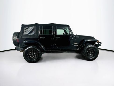 Used 2015 Jeep Wrangler Unlimited Sahara w/ Connectivity Group AWD/4WD image 10