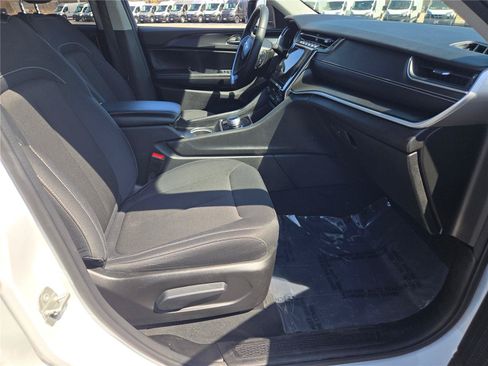 Used 2024 Jeep Grand Cherokee Laredo AWD/4WD image 7