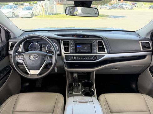 Used 2018 Toyota Highlander LE FWD image 12