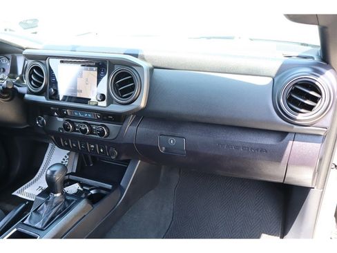 Used 2017 Toyota Tacoma TRD Sport w/ Premium & Technology Package RWD image 15