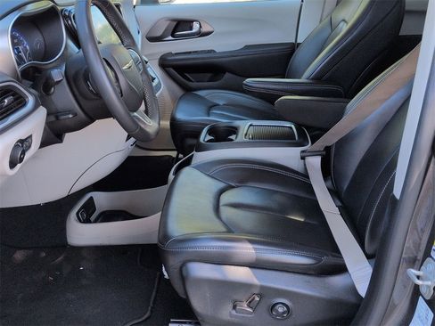 Used 2023 Chrysler Pacifica Touring-L image 18