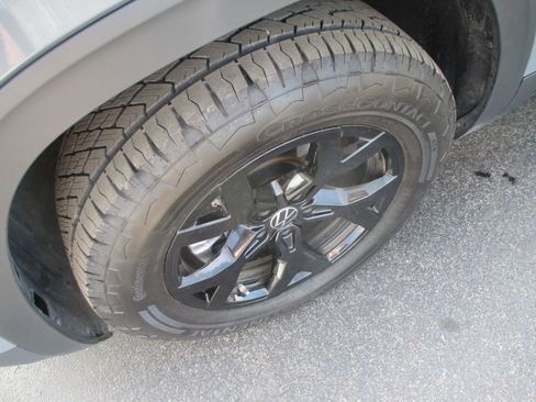 Used 2025 Volkswagen Atlas Peak Edition SE image 12