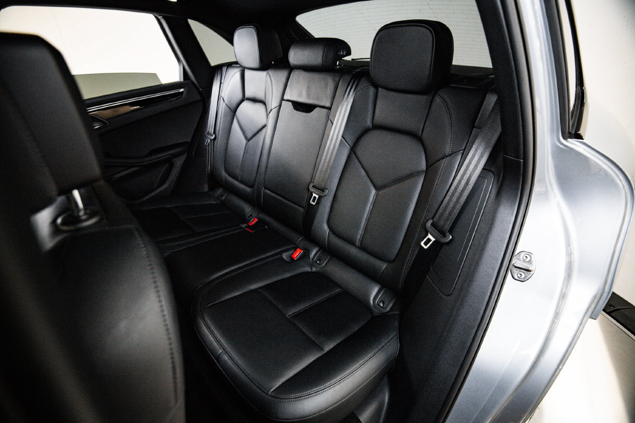 Certified 2023 Porsche Macan AWD/4WD image 24