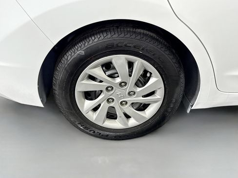 Used 2020 Hyundai Elantra SE image 32