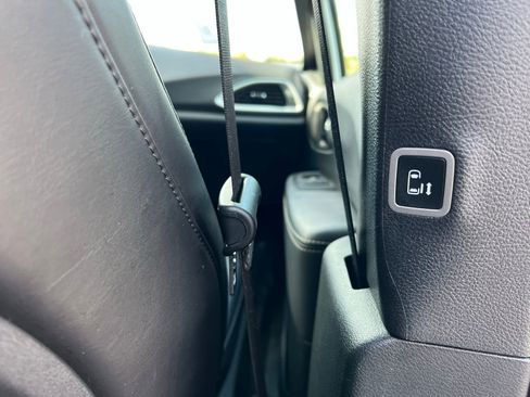 Used 2025 Chrysler Pacifica Select image 54