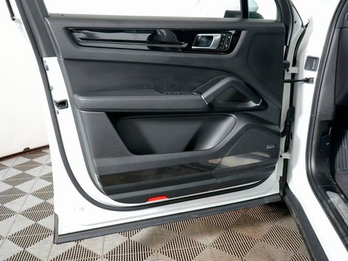 Certified 2022 Porsche Cayenne Platinum Edition image 15