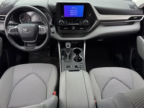Used 2024 Toyota Highlander LE image 11