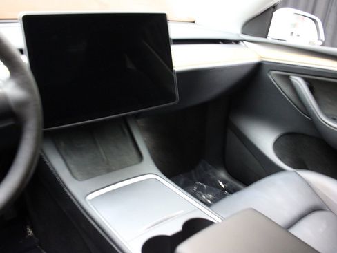 Used 2023 Tesla Model Y Long Range image 34