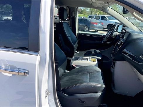 Used 2015 Chrysler Town & Country Touring-L w/ Driver Convenience Group image 7