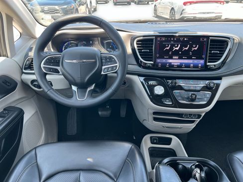 Used 2023 Chrysler Pacifica Touring-L FWD image 23