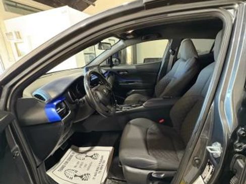 Used 2022 Toyota C-HR XLE image 12