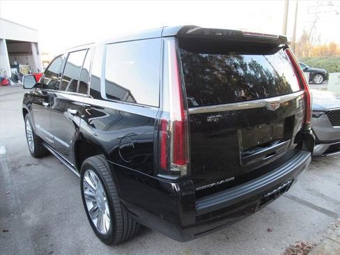 Used 2020 Cadillac Escalade Platinum image 3