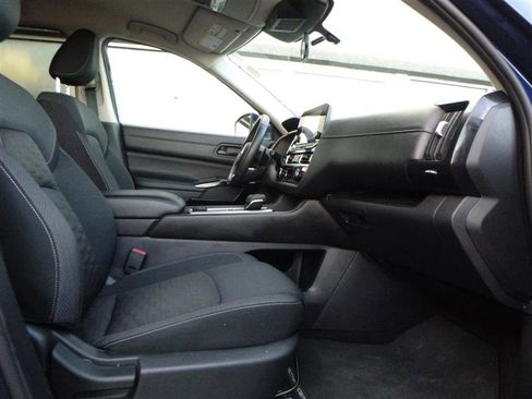 Used 2024 Nissan Pathfinder SV image 10