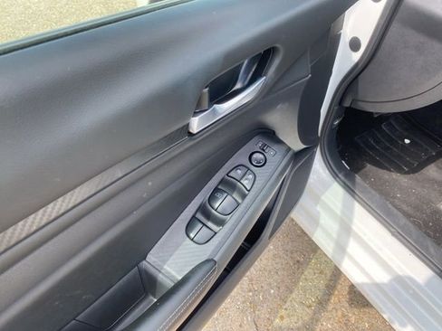 Used 2025 Nissan Altima 2.5 SV FWD image 15