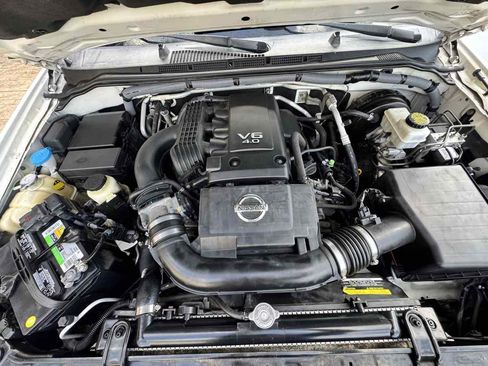 Used 2010 Nissan Frontier SE RWD image 11