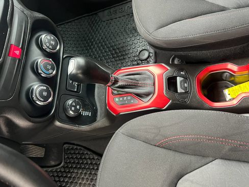 Used 2017 Jeep Renegade Trailhawk AWD/4WD image 22
