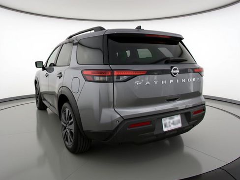 Used 2025 Nissan Pathfinder SV image 6