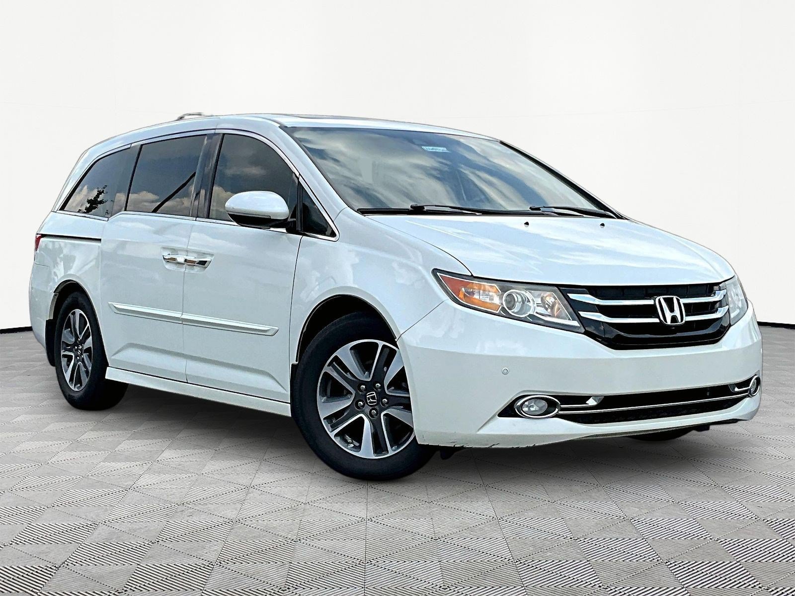 Used 2016 Honda Odyssey Touring Elite image 3