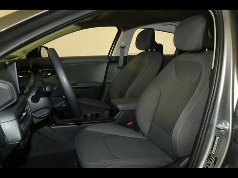 Used 2025 Kia K4 LXS image 13