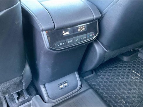 Used 2020 Toyota Highlander XLE image 32