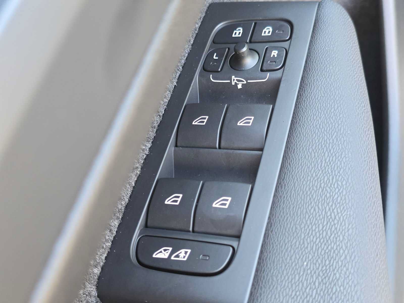 Certified 2023 Volvo XC40 Recharge Ultimate AWD/4WD image 22