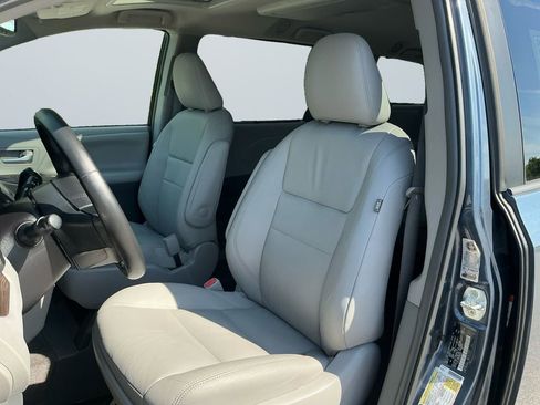 Used 2017 Toyota Sienna XLE Premium FWD image 10