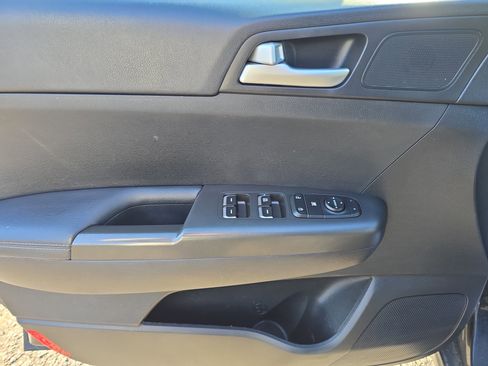 Used 2020 Kia Sportage LX image 12