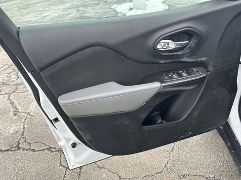 Used 2014 Jeep Cherokee Sport image 17