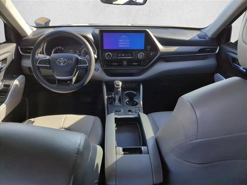 Used 2023 Toyota Highlander XLE image 24