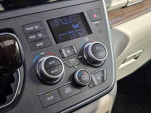 Used 2017 Toyota Sienna XLE image 39