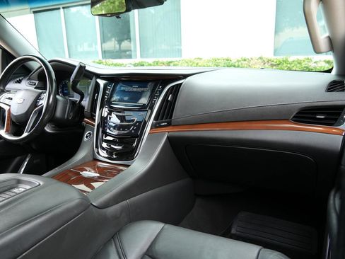 Used 2019 Cadillac Escalade Premium Luxury AWD/4WD image 7