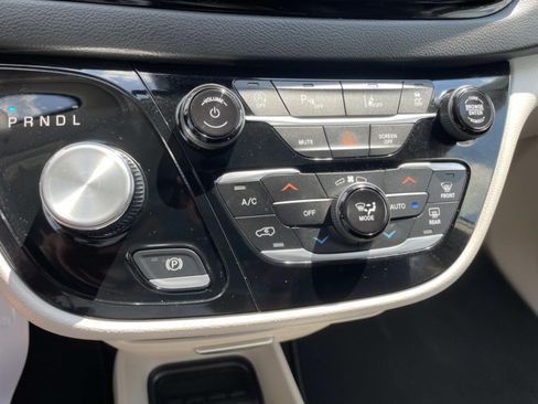 Used 2024 Chrysler Pacifica Touring-L FWD image 31