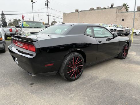 Used 2013 Dodge Challenger SXT image 2