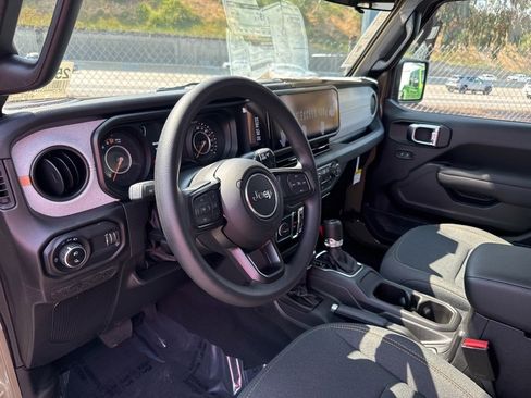 New 2025 Jeep Gladiator Sport image 16