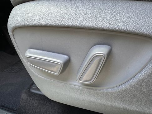 Used 2024 Toyota Highlander LE image 12