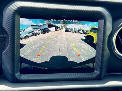 Used 2022 Jeep Wrangler Unlimited Sahara w/ Dual Top Group AWD/4WD image 15