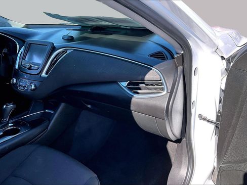 Used 2018 Chevrolet Malibu LT FWD image 15