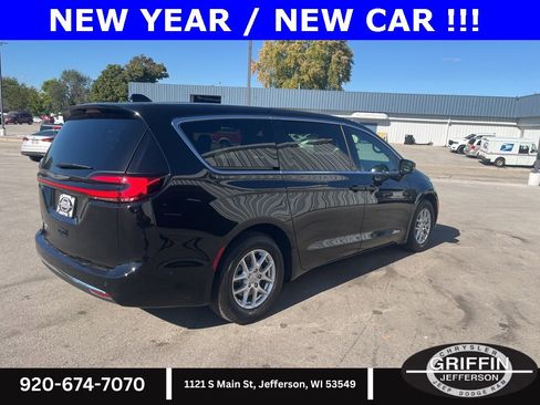 Used 2025 Chrysler Pacifica Select image 5