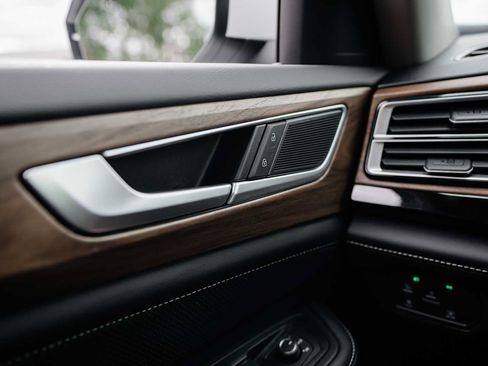 New 2025 Volkswagen Atlas SE image 16