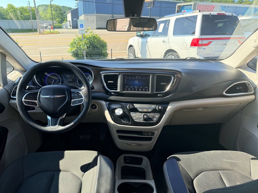 Used 2018 Chrysler Pacifica L FWD image 18