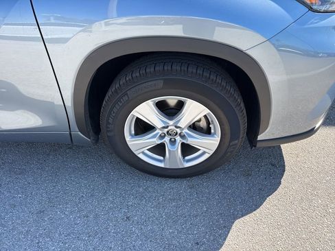Used 2021 Toyota Highlander LE image 3