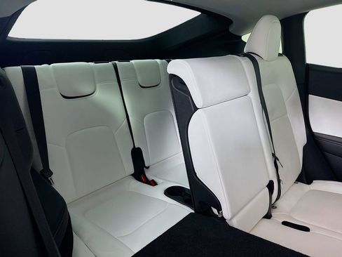 Used 2021 Tesla Model Y Long Range image 24