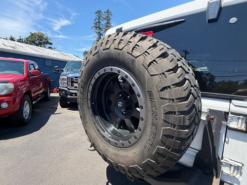 Used 2017 Jeep Wrangler Unlimited Sahara AWD/4WD image 28