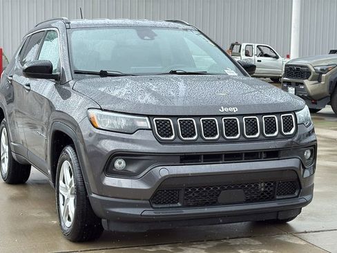 Used 2024 Jeep Compass Latitude AWD/4WD image 7