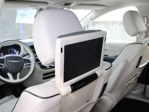 Used 2018 Chrysler Pacifica Limited w/ Advanced Safetytec Group image 23