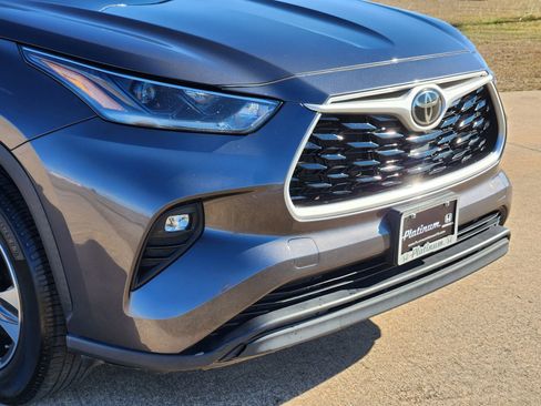 Used 2021 Toyota Highlander XLE image 12