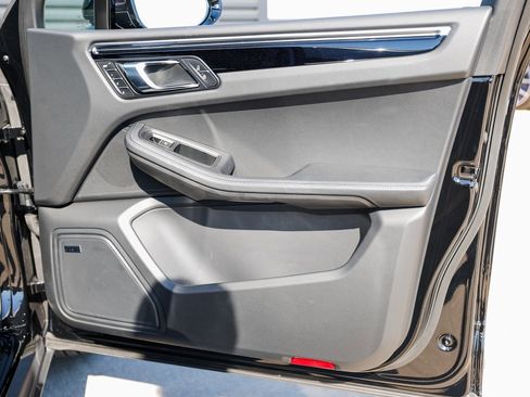 Certified 2025 Porsche Macan image 26