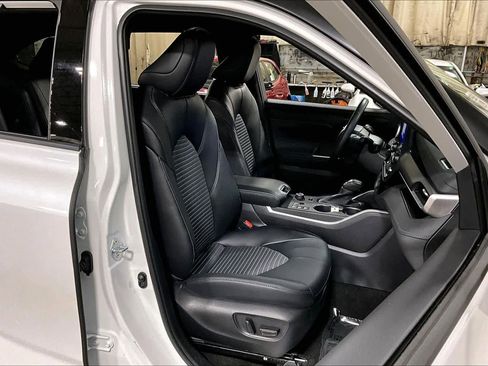 Used 2023 Toyota Highlander XSE AWD/4WD image 9