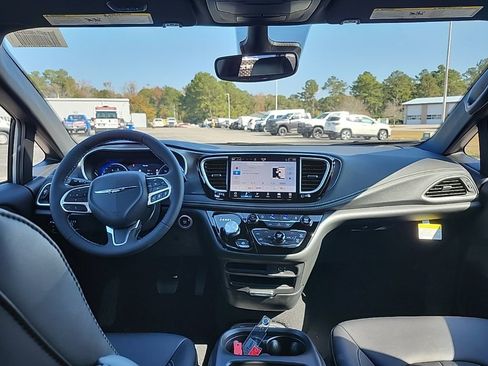 New 2026 Chrysler Pacifica Select image 3